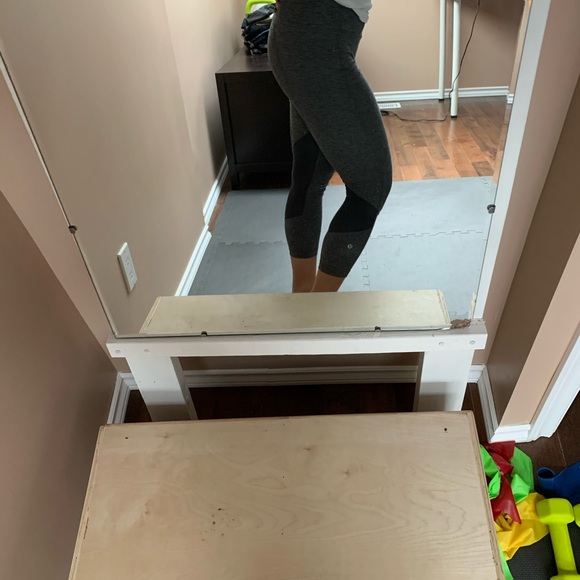 Lululemon crops - Picture 3 of 6